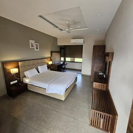 Club Azzurro Resort - Nalsarovar Nānodra 외부 사진